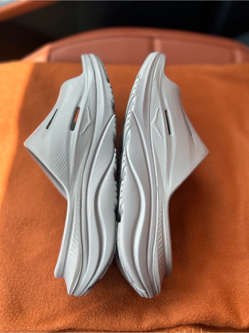 Hoka Recovery Light Gray Slip-On Foam Slides mens size 7, womens size 9 - Picture 3 of 5